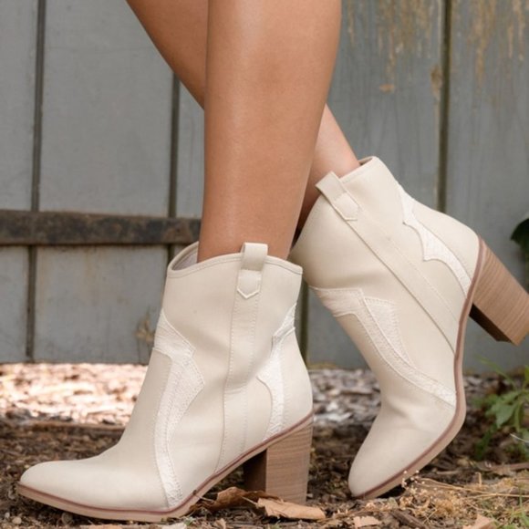 Altar’d State Simmone Cowboy Boots Crocodile Western Booties Ivory Size 8 NEW - Picture 1 of 7